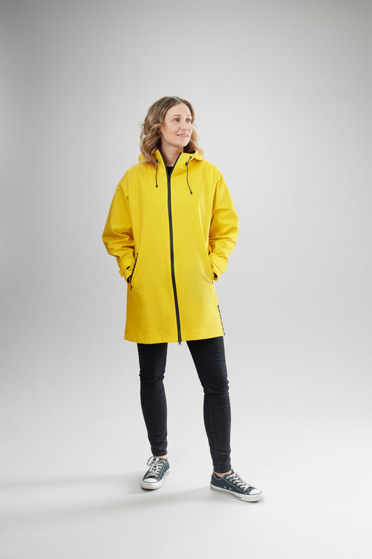 PAiKKA YELLOW LADIES | Vollreflektierender Regenmantel für Damen | Human Visibility Raincoat for Ladies [glow in the dark]